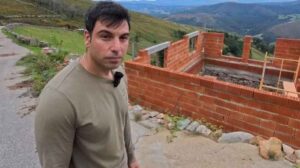 Virgilio compró una cabaña en Asturias por 3.000 euros y lleva seis años reformándola para convertirla en vivienda
