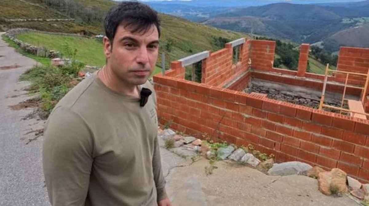Virgilio junto a la cabaña que está rehabilitando en Asturias