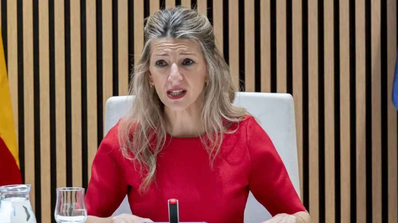 Yolanda Díaz durante una intervención sobre asuntos laborales ante las banderas de España y la Unión Europea.