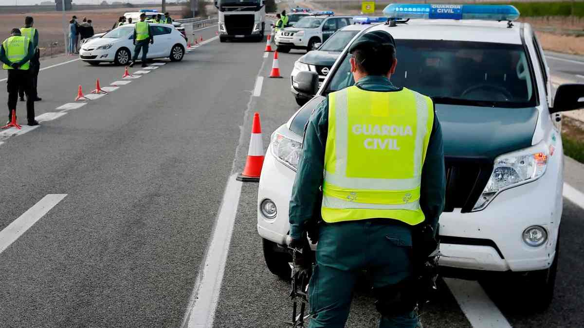 Confirmado por la DGT: estos vehículos podrán circular por el arcén a partir de 2025.