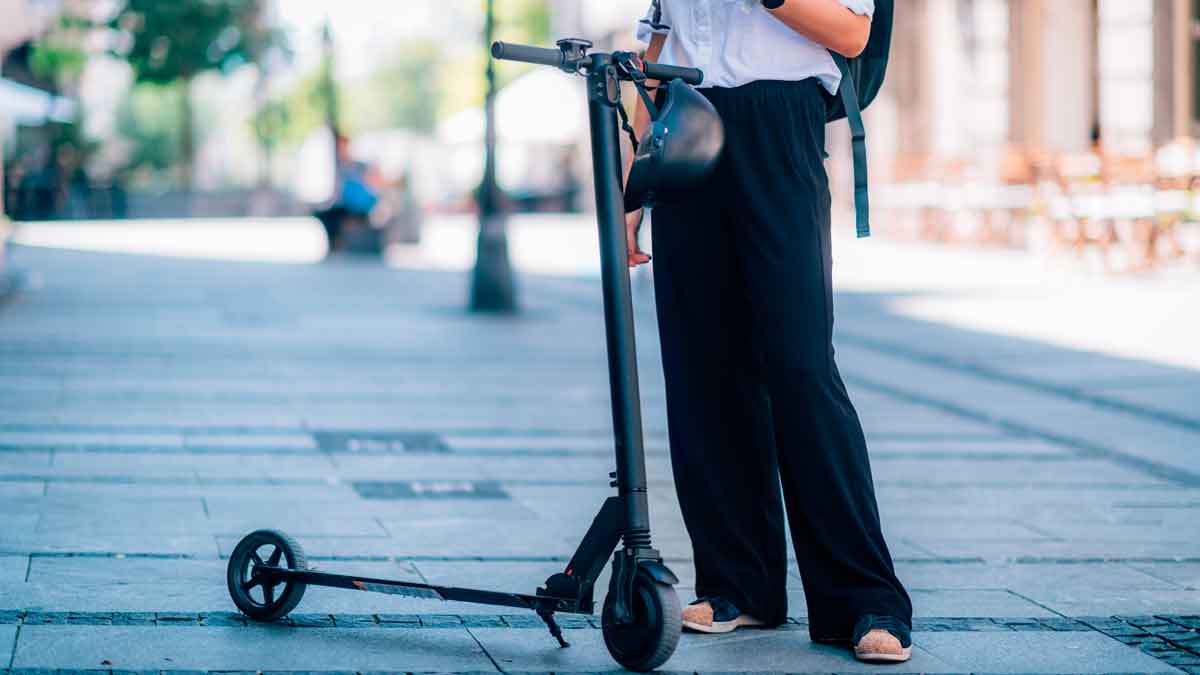 La DGT deja hasta 2027 para adquirir el certificado de uso de patinetes eléctricos