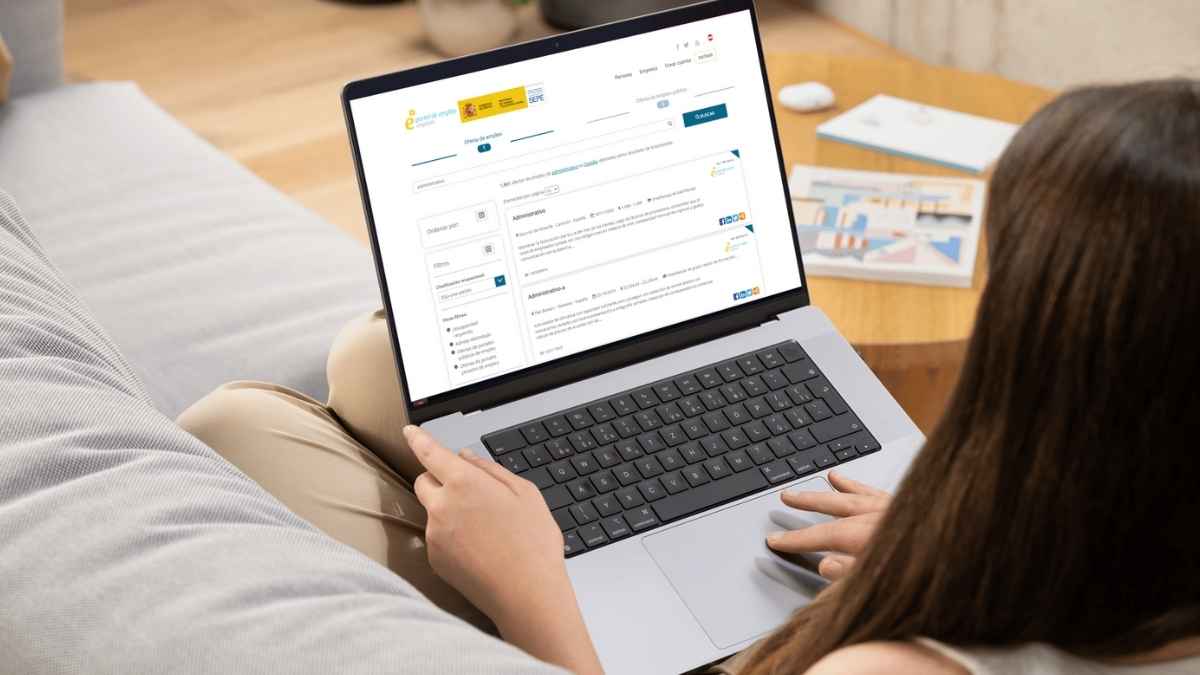 El SEPE lanza 1.901 ofertas de empleo para personas que quieran trabajar en el sector administrativo cobrando 1.853 euros al mes