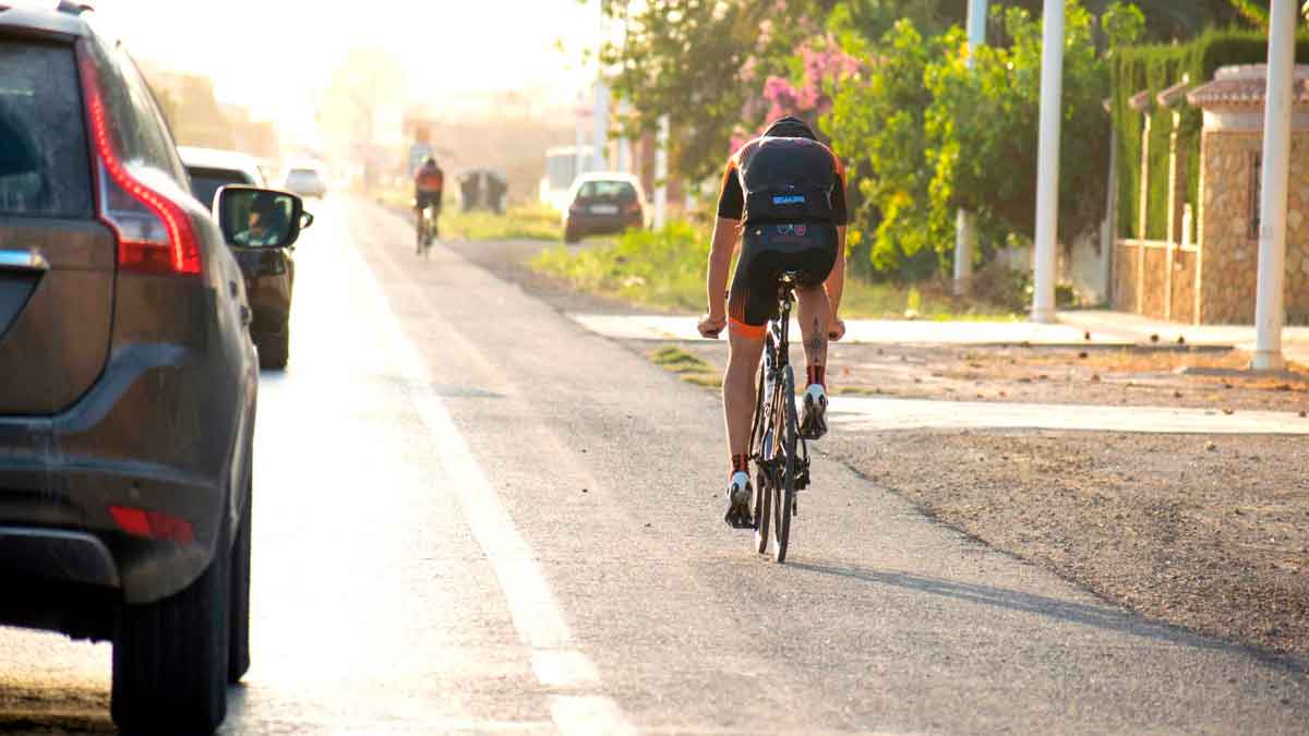 La dgt lo confirma cambios en la forma en la que adelantar a los ciclistas por la carretera.