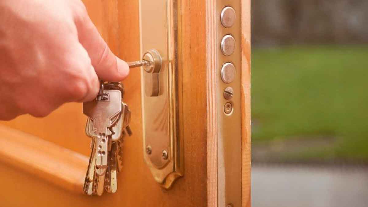 La policia expulsa a los propietarios de una vivienda para devolversela a unos okupas.