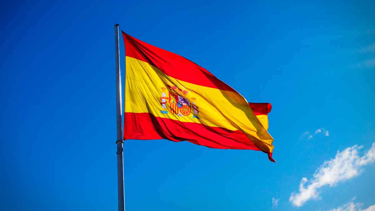 Un país europeo prohibirá a partir de 2025 izar la bandera de España, entre las de otros países