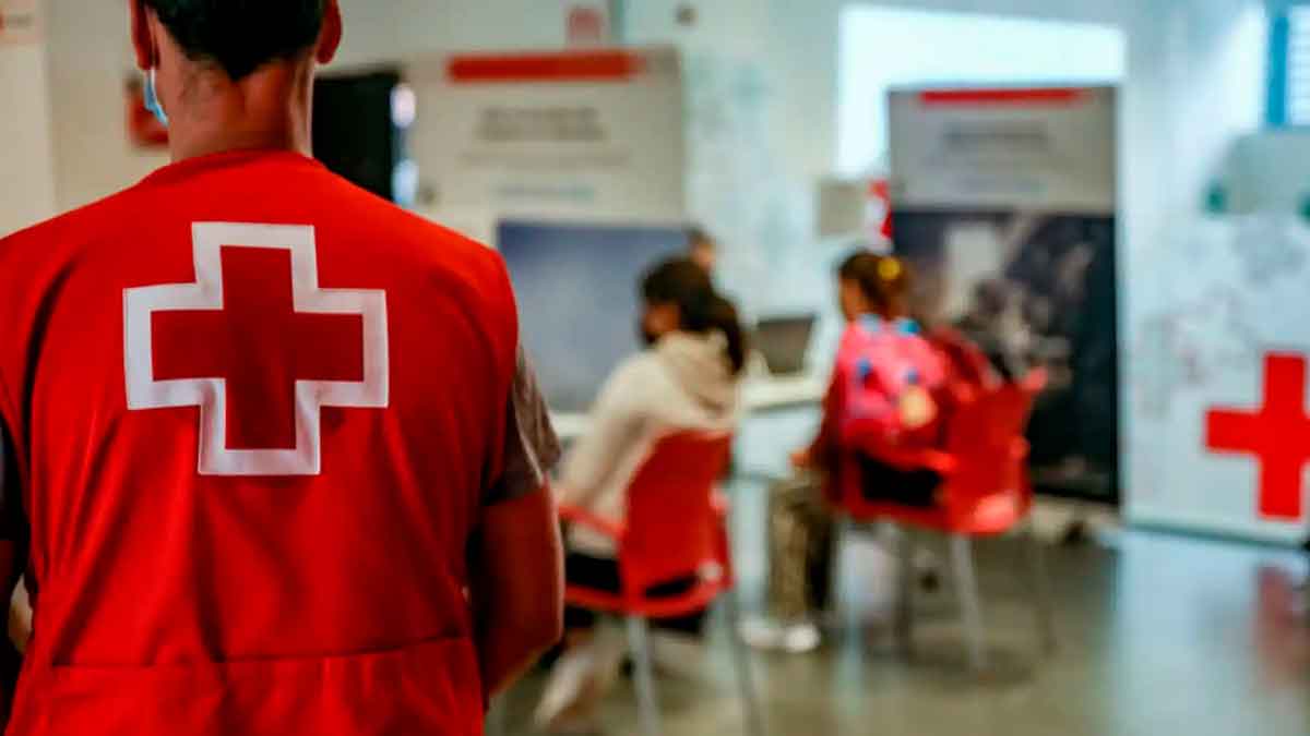 Cruz Roja anuncia 107 ofertas de empleo para trabajar: sueldos de 2.083 euros al mes.